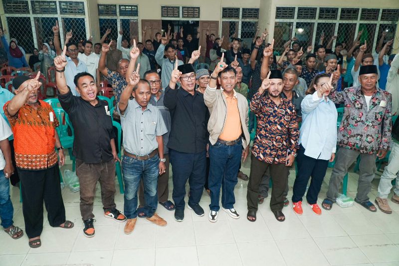 DUKUNG FARHAN-LEO : Warga Sandai memberikan dukungan kepada pasangan Cabup dan Cawabup Ketapang nomor urut 1, Farhan-Leo.