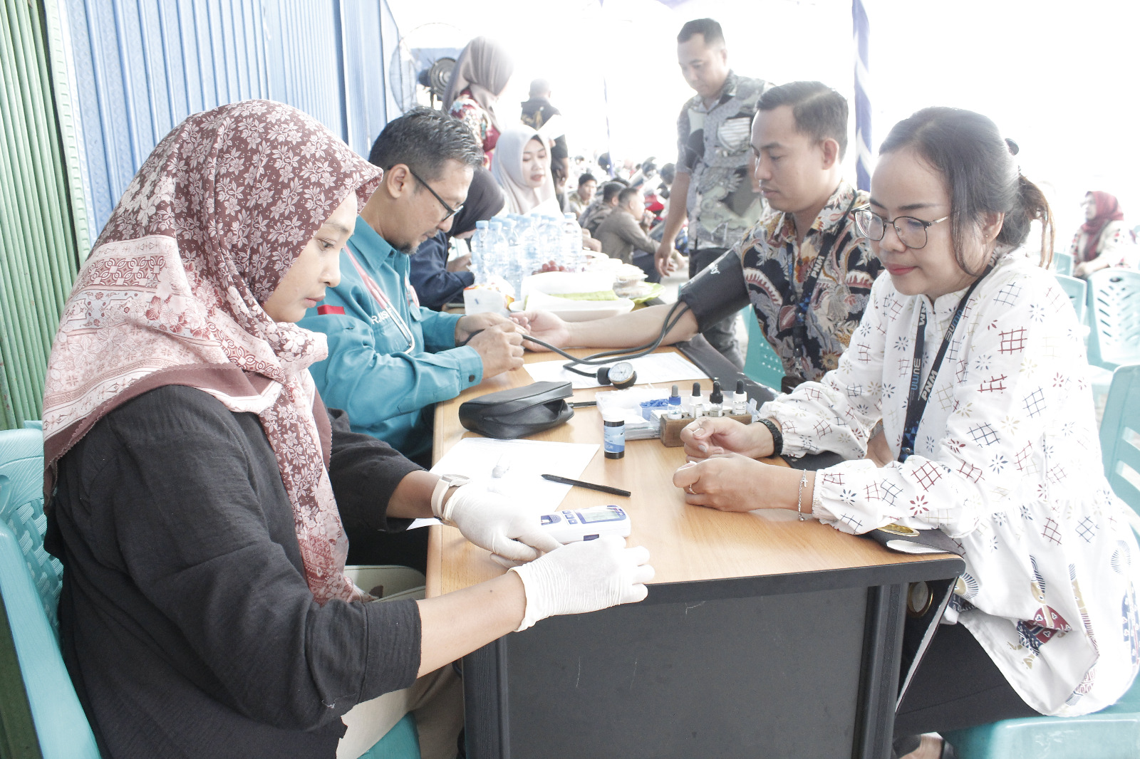 DONOR: Petugas PMI Sintang saat mandata para pendonor darah.