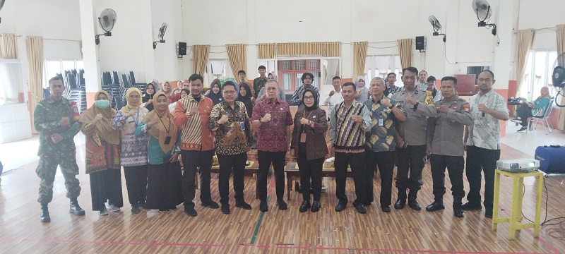 BERSAMA: Yuki Ruchimat (tengah ) foto bersama dengan perserta workshop usai kegiatan di aula Kecamatan Pontianak Timur, Kamis (7/11).