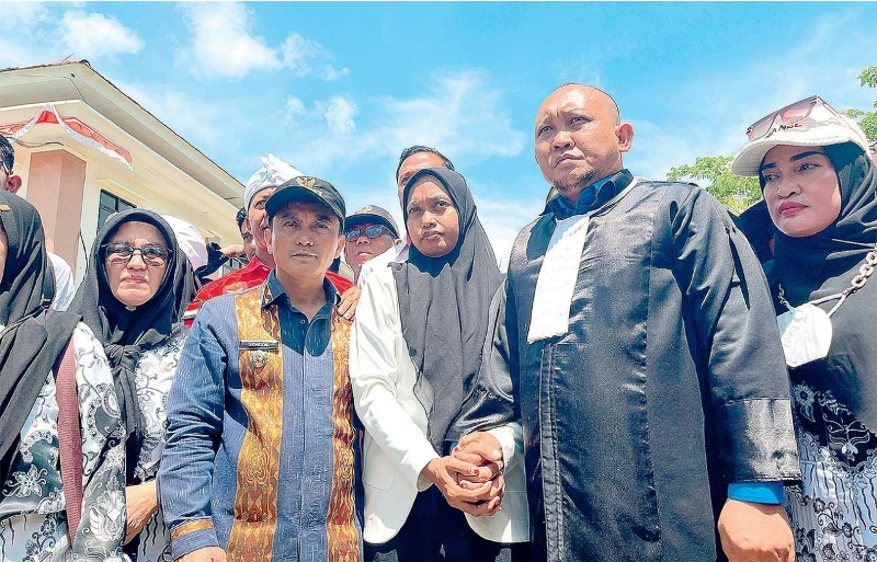 SOLIDARITAS: Supriyani (tengah, berjilbab hitam) didampingi kuasa hukum Samsuddin SH (dua dari kanan) dan sejumlah guru saat tiba di PN Andoolo, Konawe Selatan, Sulawesi Tenggara, kemarin.