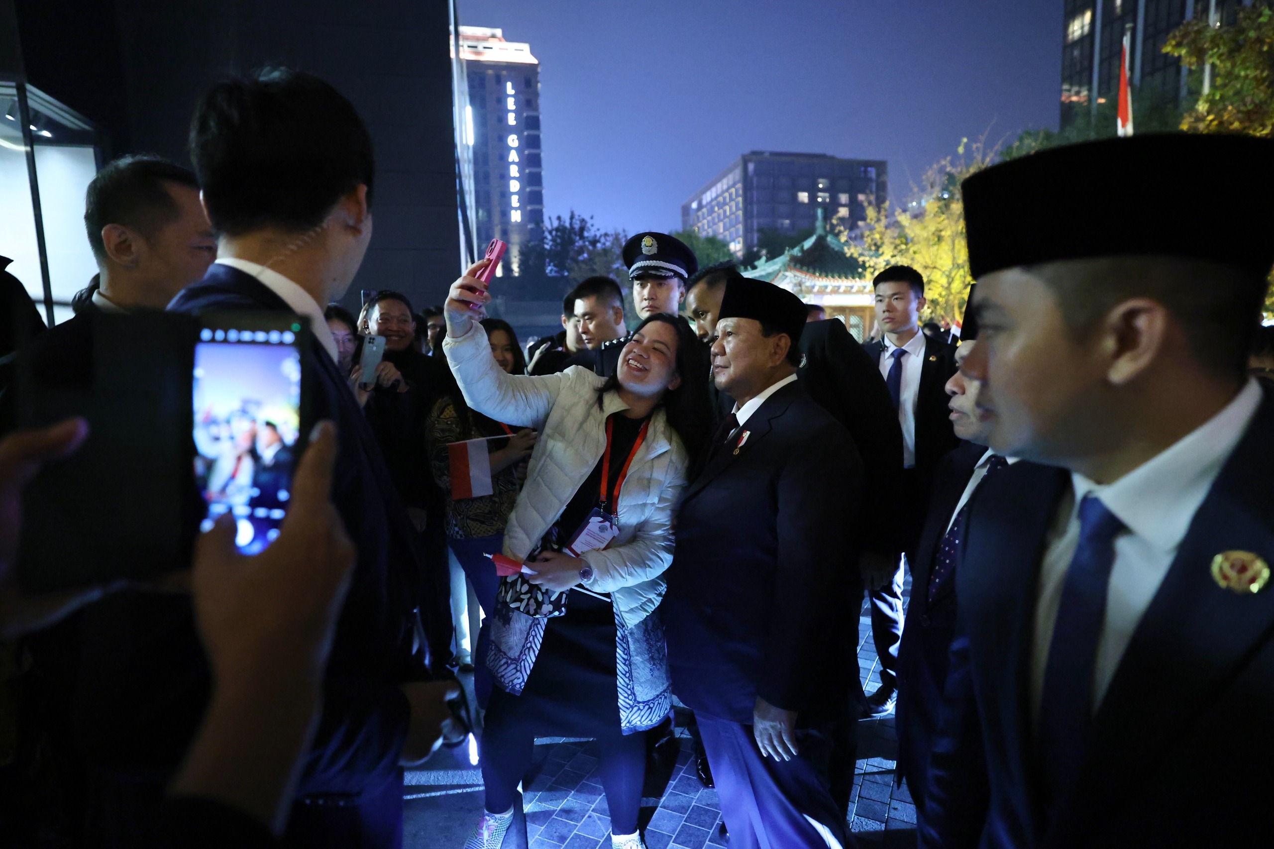 Presiden RI Prabowo Subianto saat foto bersama mahasiswa di Beijing, China.