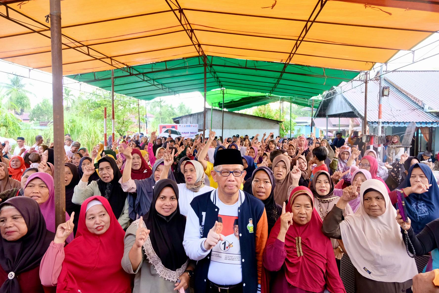 BERSAMA : Cagub Kalbar nomor urut 1, Sutarmidji foto bersama masyarakat usai kampanye dialogis di Desa Kuala Dua, Kecamatan Sungai Raya, Kabupaten Kubu Raya, Jumat (8/11).