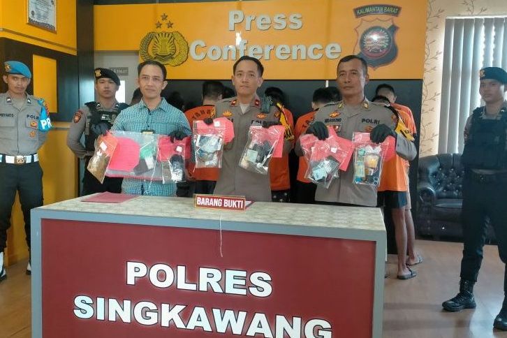 KONFERENSI PERS: Satresnarkoba Polres Singkawang memperlihatkan barang bukti dan para tersangka kasus narkoba di wilayah hukum Polres Singkawang, pada periode September-Oktober 2024.