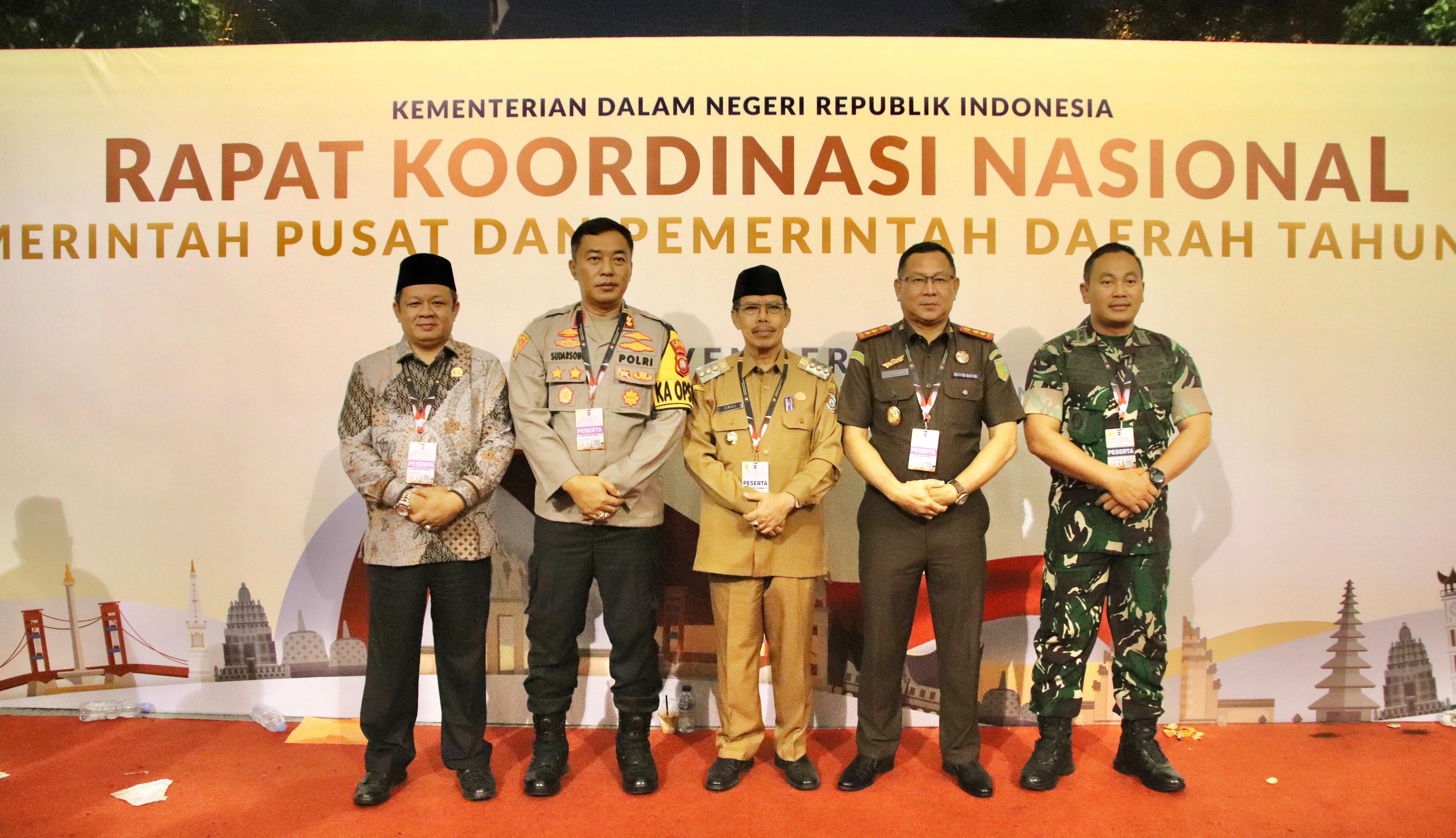 IKUT RAKORNAS: Pj Bupati Mempawah Ismail, Ketua DPRD Mempawah Safruddin, Kapolres dan Dandim beserta Kajari Mempawah foto bersama saat menghadiri rakornas.
