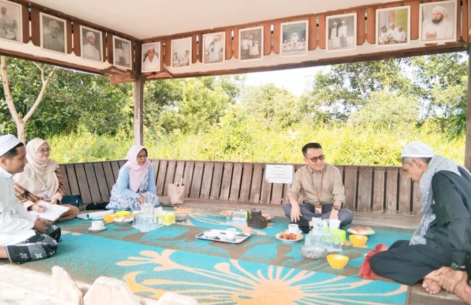 KUNJUNGAN: Tim Verifikasi dari Kantor Kementerian Agama Kota Singkawang melakukan visitasi ke Pondok Pesantren Al-Mubarok Roudhotut Tholibin, Jalan Rawasari, Kelurahan Roban, Singkawang Tengah.