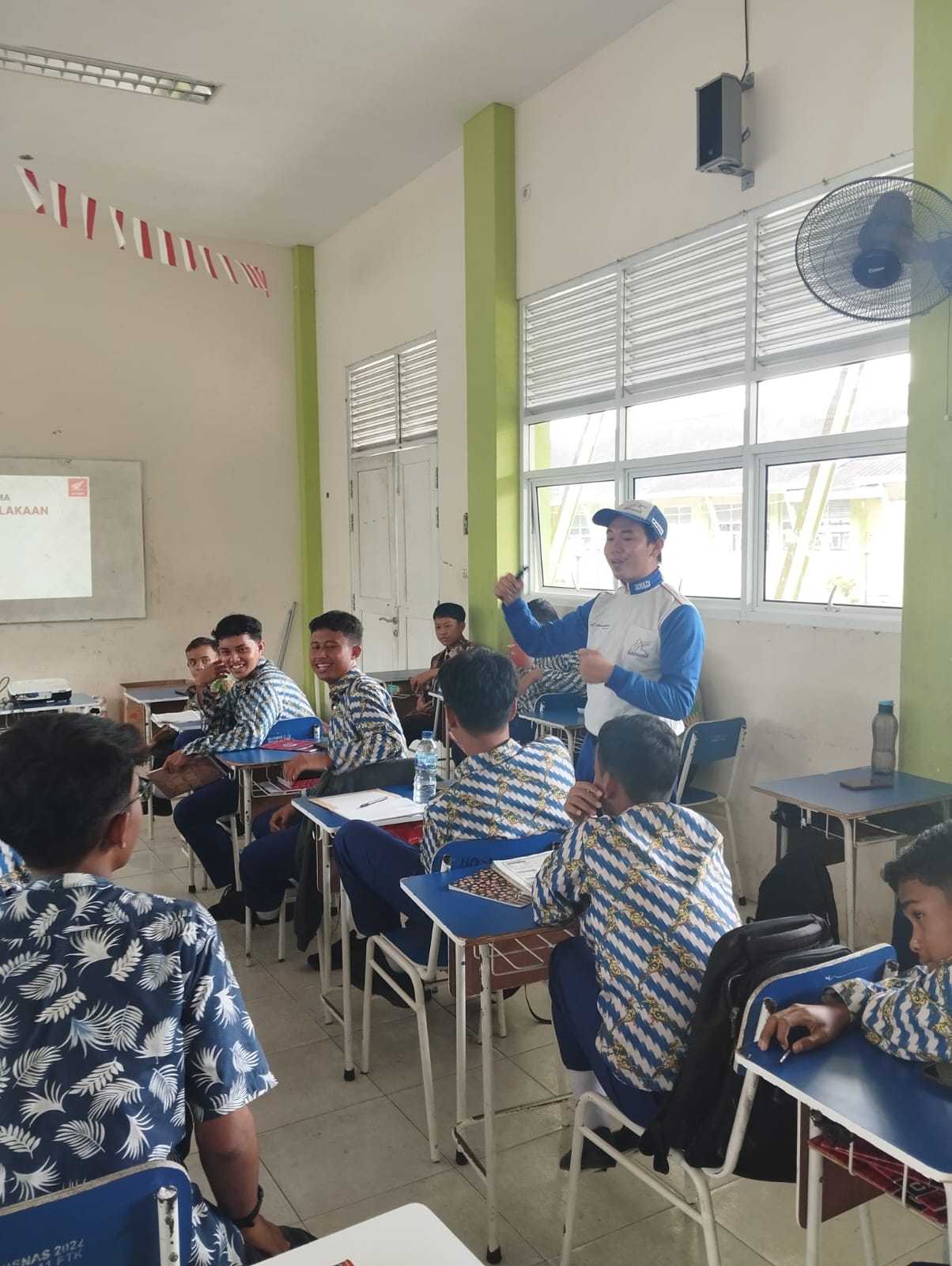 Edukasi safety riding di SMA N 11 Pontianak.