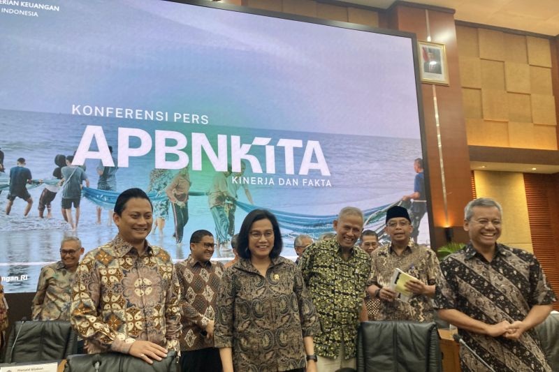 Dari kiri Wakil Menteri Keuangan (Wamenkeu) Thomas A. M. Djiwandono, Menkeu Sri Mulyani Indrawati, Wamenkeu Anggito Abimanyu, Dirjen Pajak Suryo Utomo, dan Wamenkeu Suahasil Nazara usai pemaparan APB.