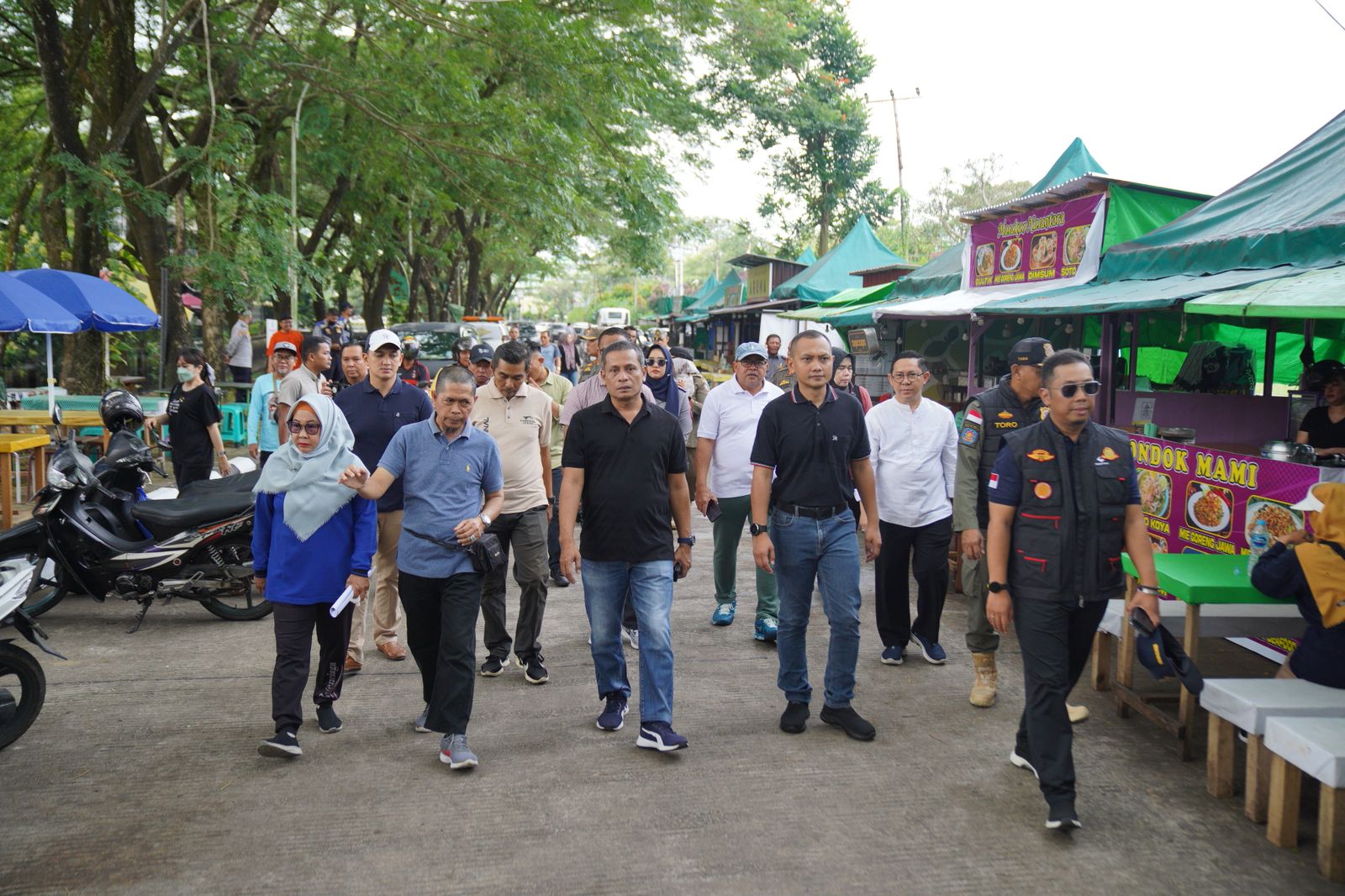 TINJAU LANGSUNG: Penjabat Wali Kota Pontianak Edi Suryanto saat meninjau Jalan Letkol Sugiyono yang menjadi sentra bagi pedagang UMKM setiap hari Minggu.