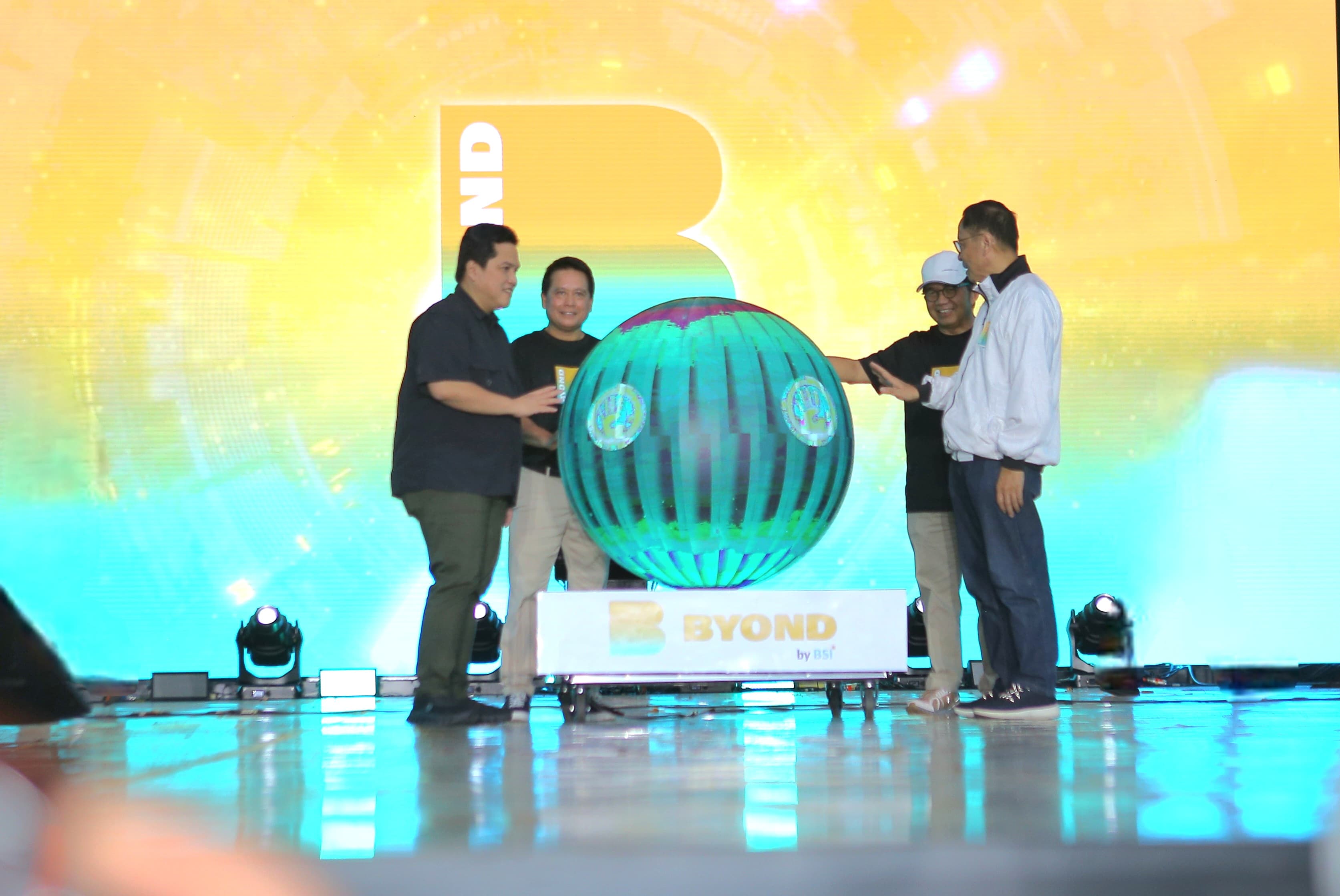 (Kiri-kanan) SuperApp BYOND by BSI diluncurkan secara resmi oleh Menteri BUMN Erick Thohir (paling kiri), Direktur Utama BSI Hery Gunardi (dua dari kiri), Komisaris Utama BSI Muliaman.