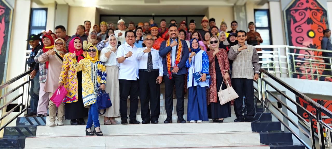 Menteri UMKM RI, Maman Abdurahman pulang ke kampung halamannya di Kalimantan Barat sekaligus melakukan kunjungan pertama kalinya sebagai Menteri UMKM RI dalam Kabinet Merah Putih.