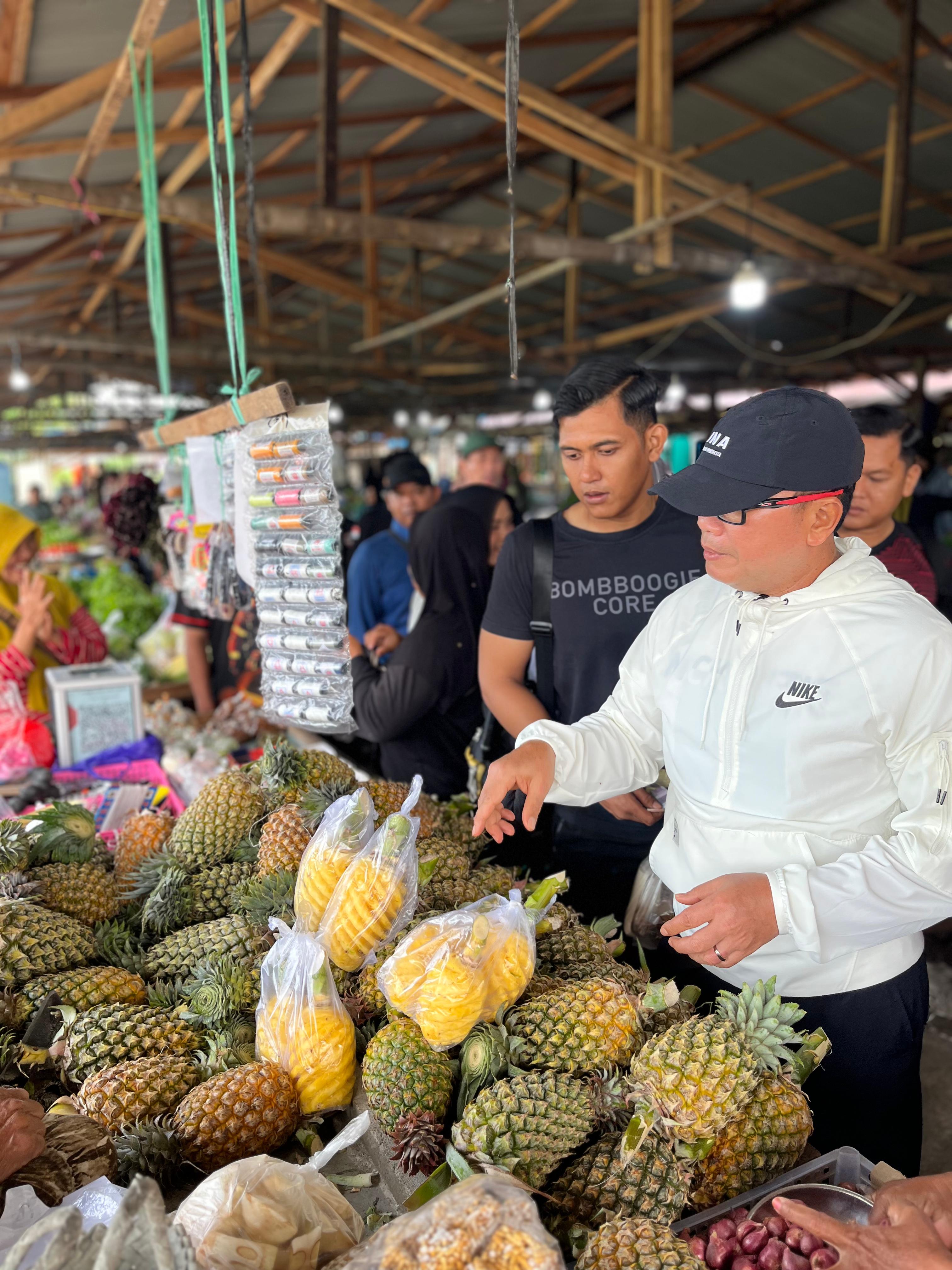 Cabup Kubu Raya, Sujiwo menyambangi Pasar Bahagia di Desa Kuala Dua, (Sabtu (9/11).