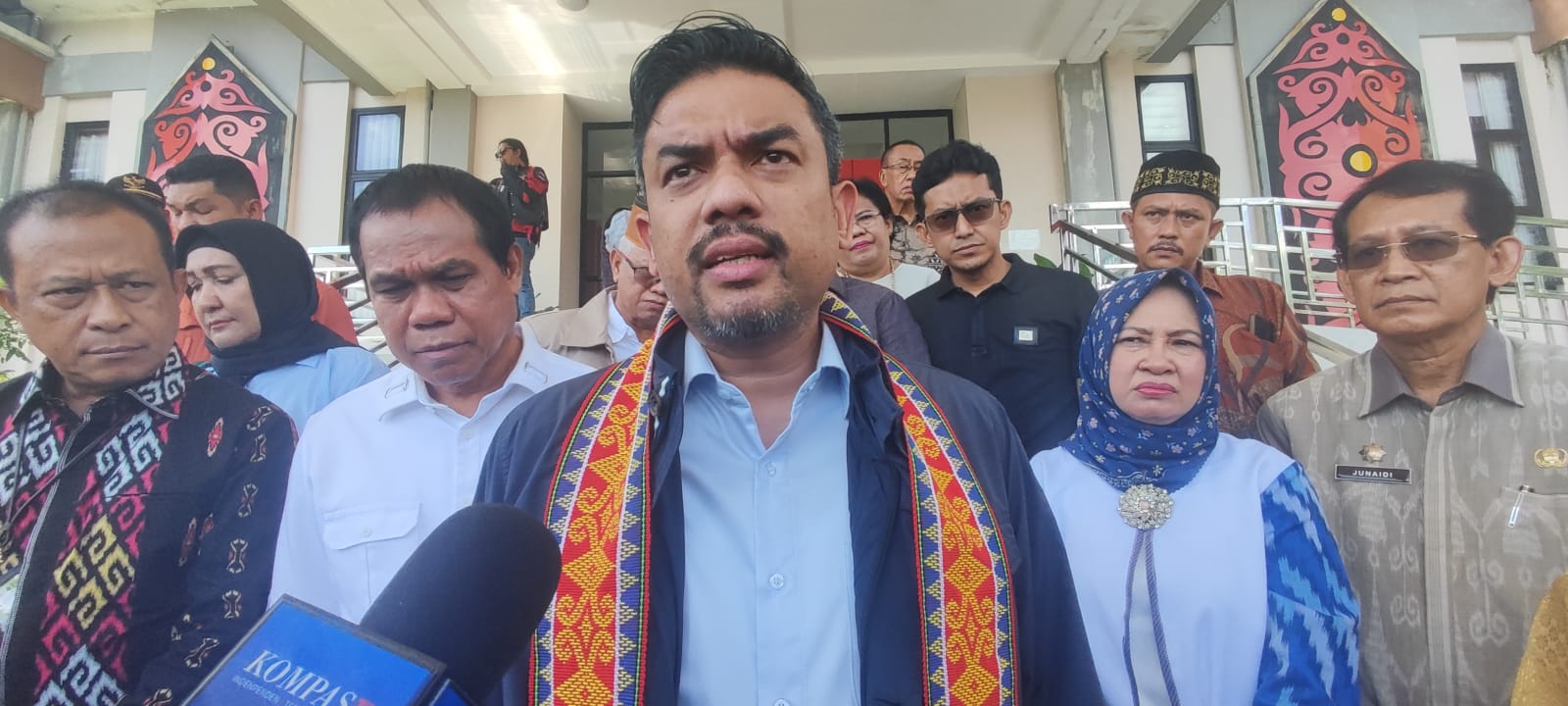 Menteri UMKM RI, Maman Abdurahman dalam kata sambutannya sempat meneteskan air mata mengingat kampung halamannya di Kalbar disela-sela menyampaikan kata sambutannya di hadapan tokoh-tokoh masyarakat.