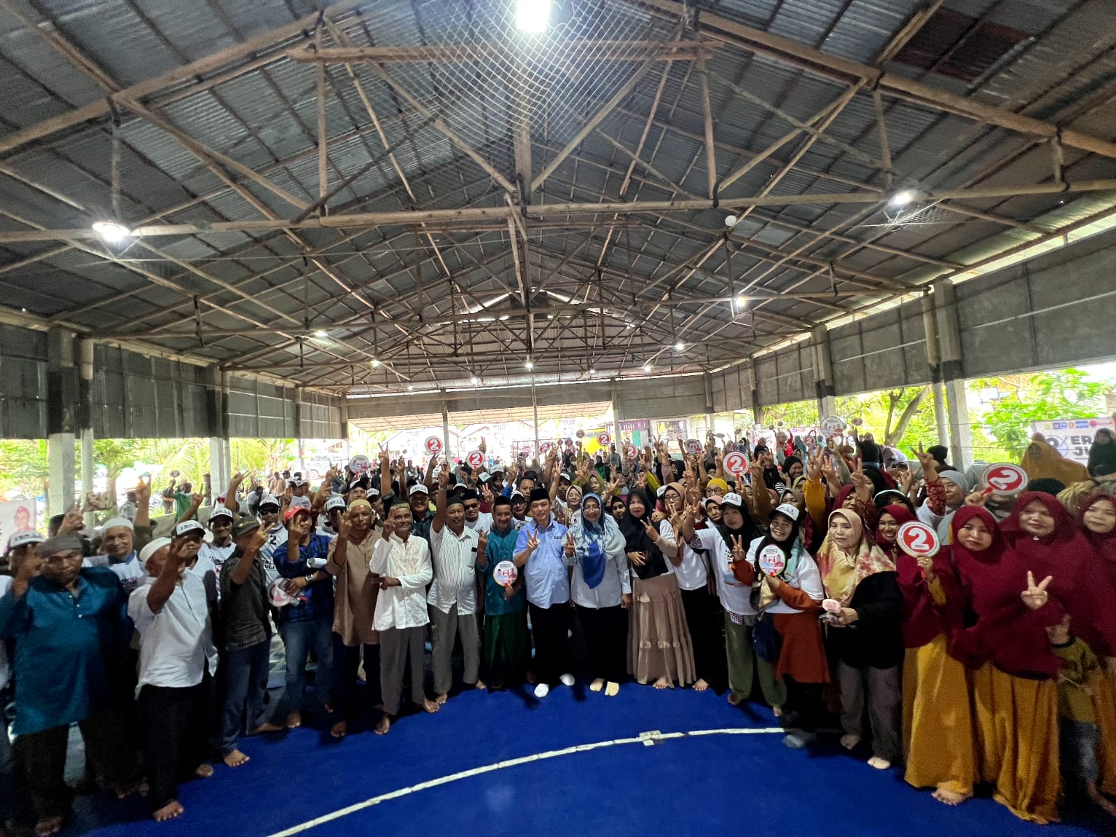 Ria Norsan bersama masyarakat Desa Sungai Limau, Kecamatan Sungai Kunyit, Kabupaten Mempawah, Minggu (10/11/2024).