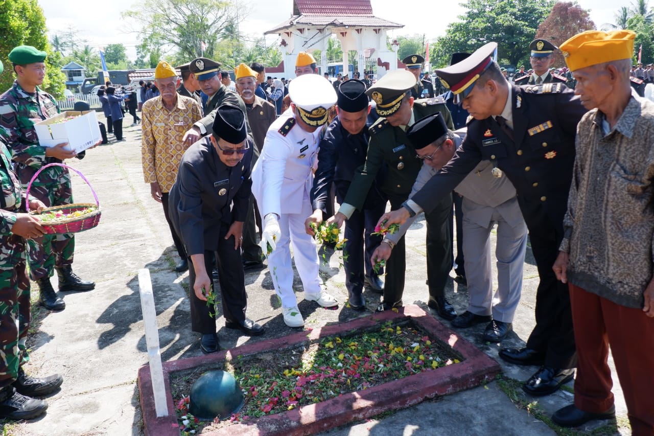 TABUR BUNGA: Penjabat Bupati Ismail bersama Forkopimda menaburkan bunga di TMP Putra Bangsa.