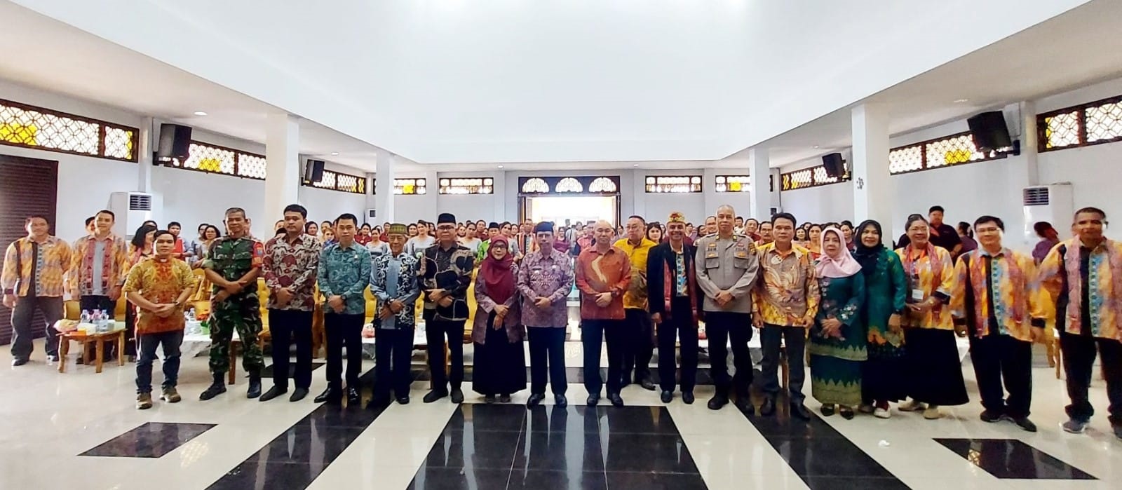 DUKUNG PENUH: Penjabat Bupati foto bersama para peserta Pesparani ke-3 tingkat Kabupaten Mempawah.&nbsp;