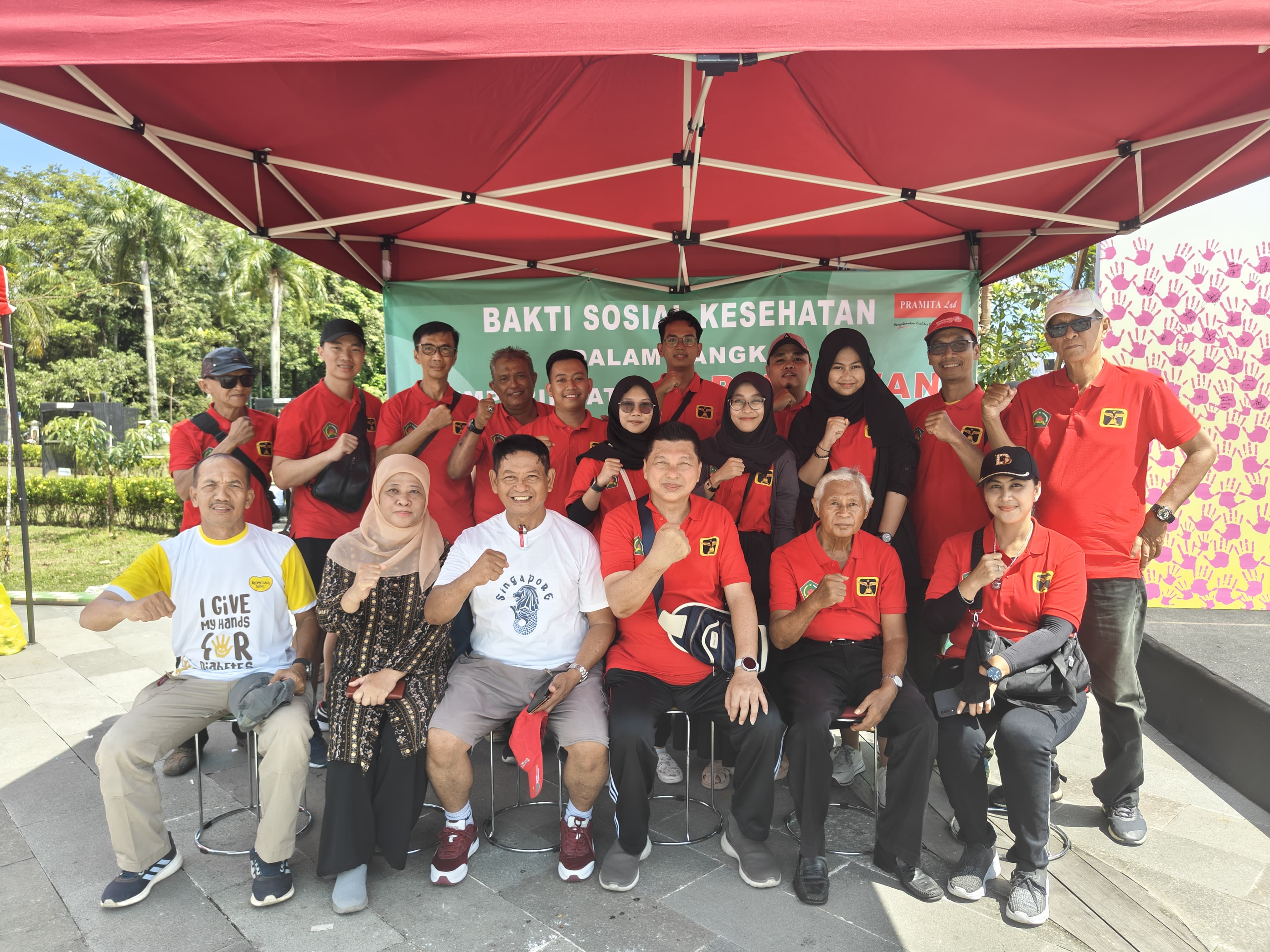 FOTO BERSAMA : Foto bersama usai kegiatan pemeriksaan kesehatan gratis di Pendopo Gubernur Kalbar, Minggu (10/11).