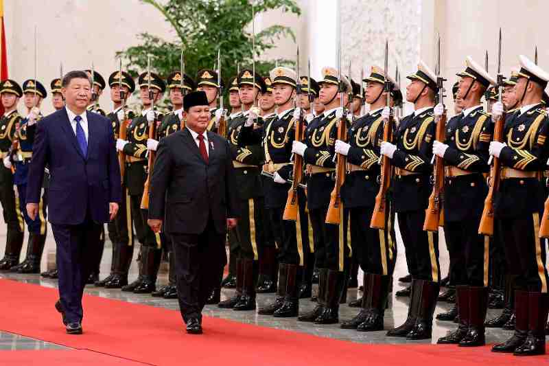 INSPEKSI PASUKAN: Presiden Indonesia Prabowo Subianto dan Presiden Cina menginspeksi pasukan saat upacara kenegaraan di Balai Besar Rakyat, Beijing, China pada Sabtu (9/11).