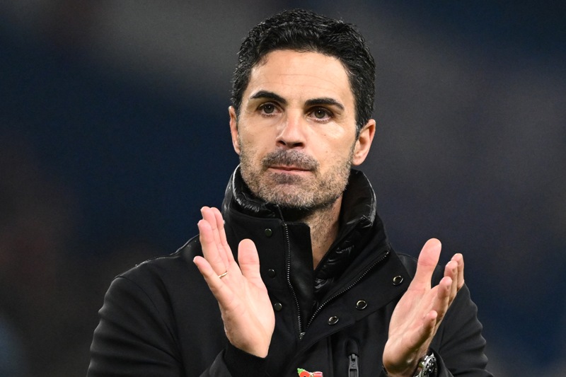 Pelatih Arsenal Mikel Arteta memberikan apresiasi terhadap fans mereka di Stamford Bridge, London, Senin dini hari WIB.