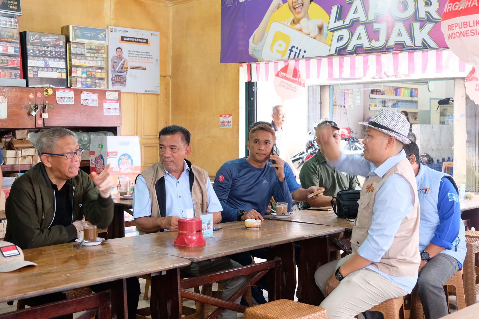 NGOPI : Cagub Kalbar nomor urut 1, Sutarmidji ngopi pagi bersama Cabup dan Cawabup Melawi nomor urut 1, Kluisen-Iif Usfayadi, Senin (11/11).