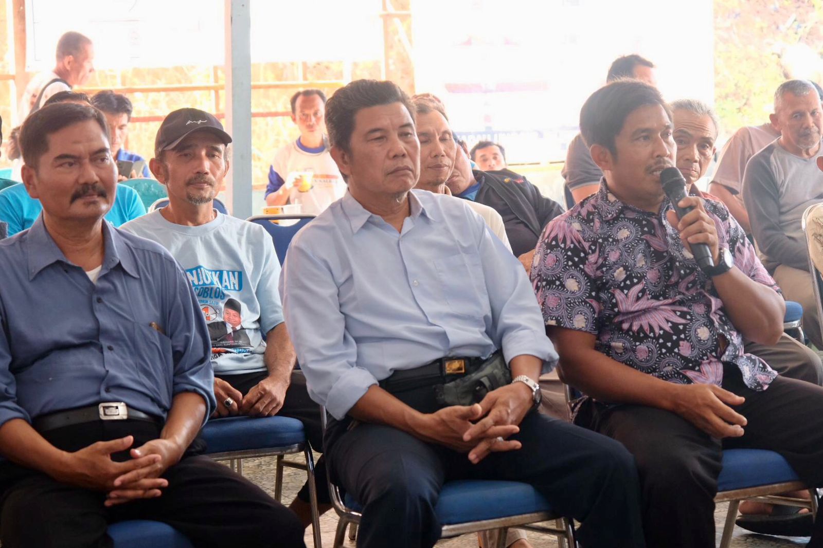 MABM : Ketua MABM Nanga Mahap, Ahdi (pegang mik) saat menghadiri kampanye dialogis Sutarmidji di Desa Nanga Mahap, Kecamatan Nanga Mahap, Kabupaten Sekadau, Minngg (10/11).
