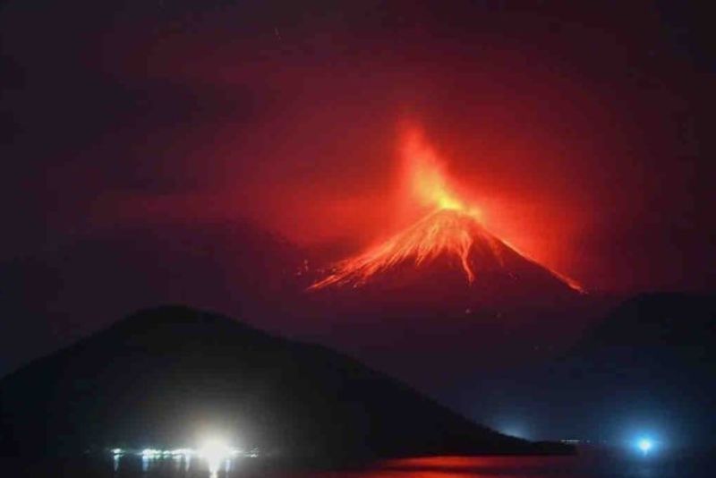 Lava pijar keluar dari kawah Gunung Lewotobi Laki-laki tampak dari Desa Lewolaga di Titehena, Kabupaten Flores Timur, Nusa Tenggara Timur, Minggu (10/11/2024).