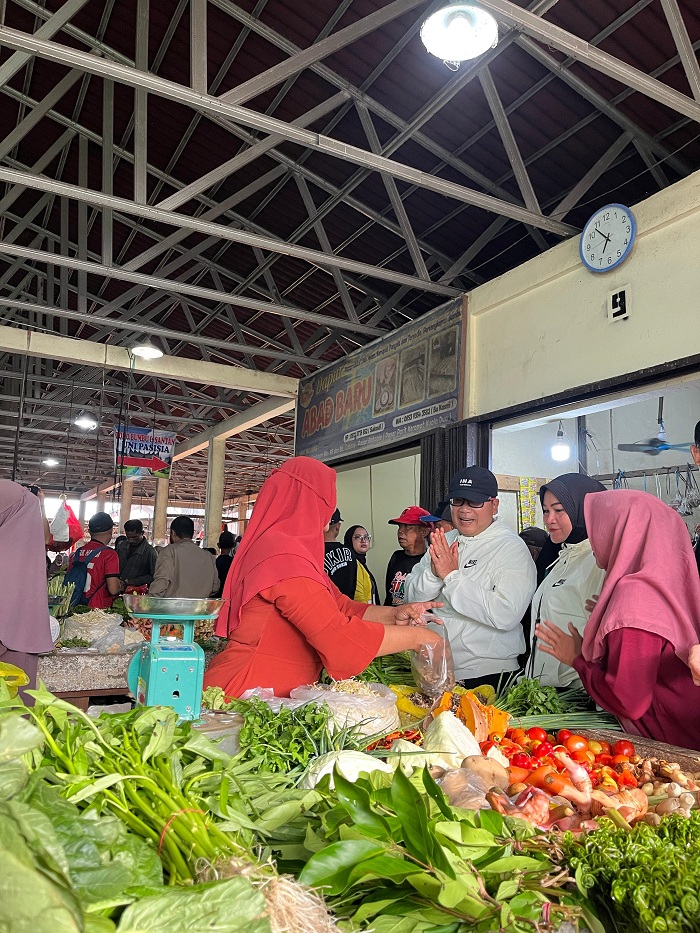 SAMBANGI: Cabup Kubu Raya, Sujiwo menyambangi Pasar Bahagia di Desa Kuala Dua, Sabtu (9/11). Dalam kesempatan itu, Sujiwo mendengarkan aspirasi para pedagang dan masyarakat.