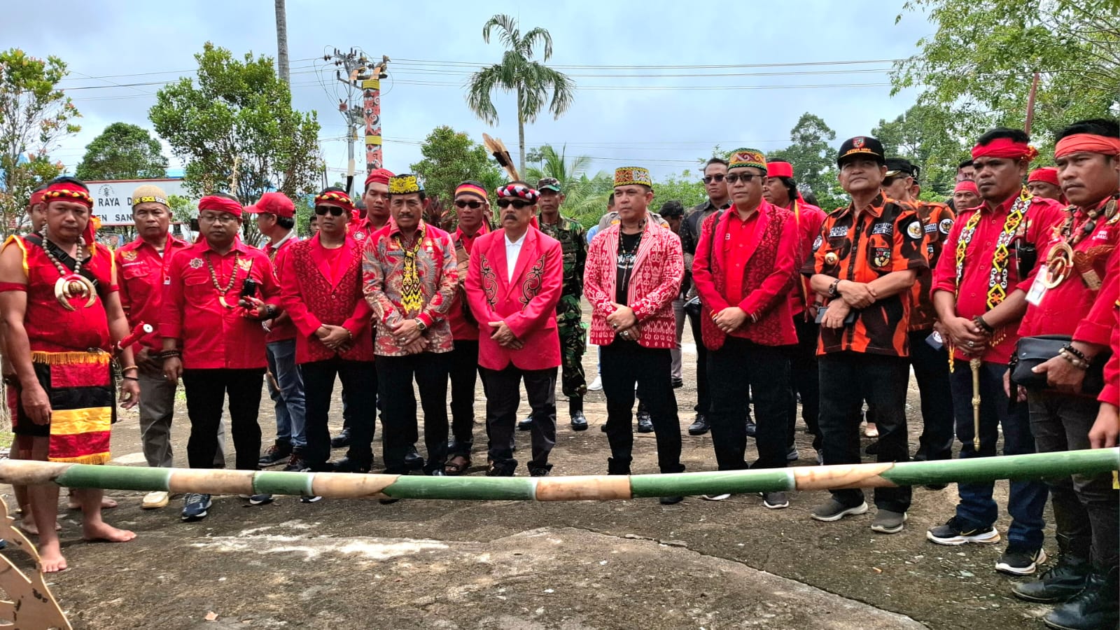 DIBUKA: Musda II Tariu Borneo Bangkule Rajakng (TBBR) DPD Kabupaten Sanggau digelar Sabtu (9/11). Kegiatan yang dibuka secara resmi oleh Ketua DAD Kabupaten Sanggau Yohanes Ontot ini dipusatkan.