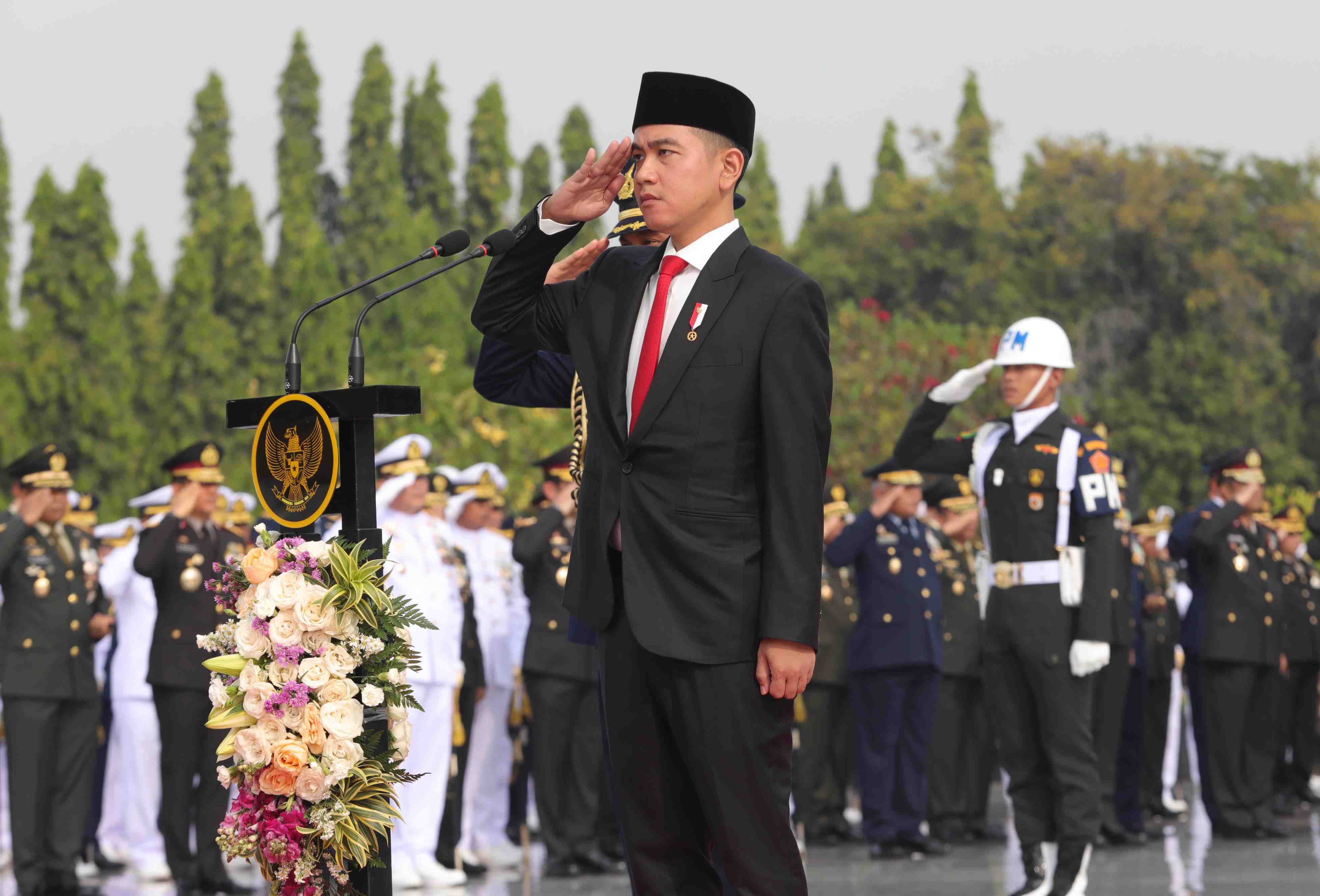 Wapres Gibran Rakabuming Raka memimpin Upacara Ziarah Nasional&nbsp; untuk memperingati Hari Pahlawan di Taman Makam Pahlawan Kalibata, Jakarta, Minggu (10/11).