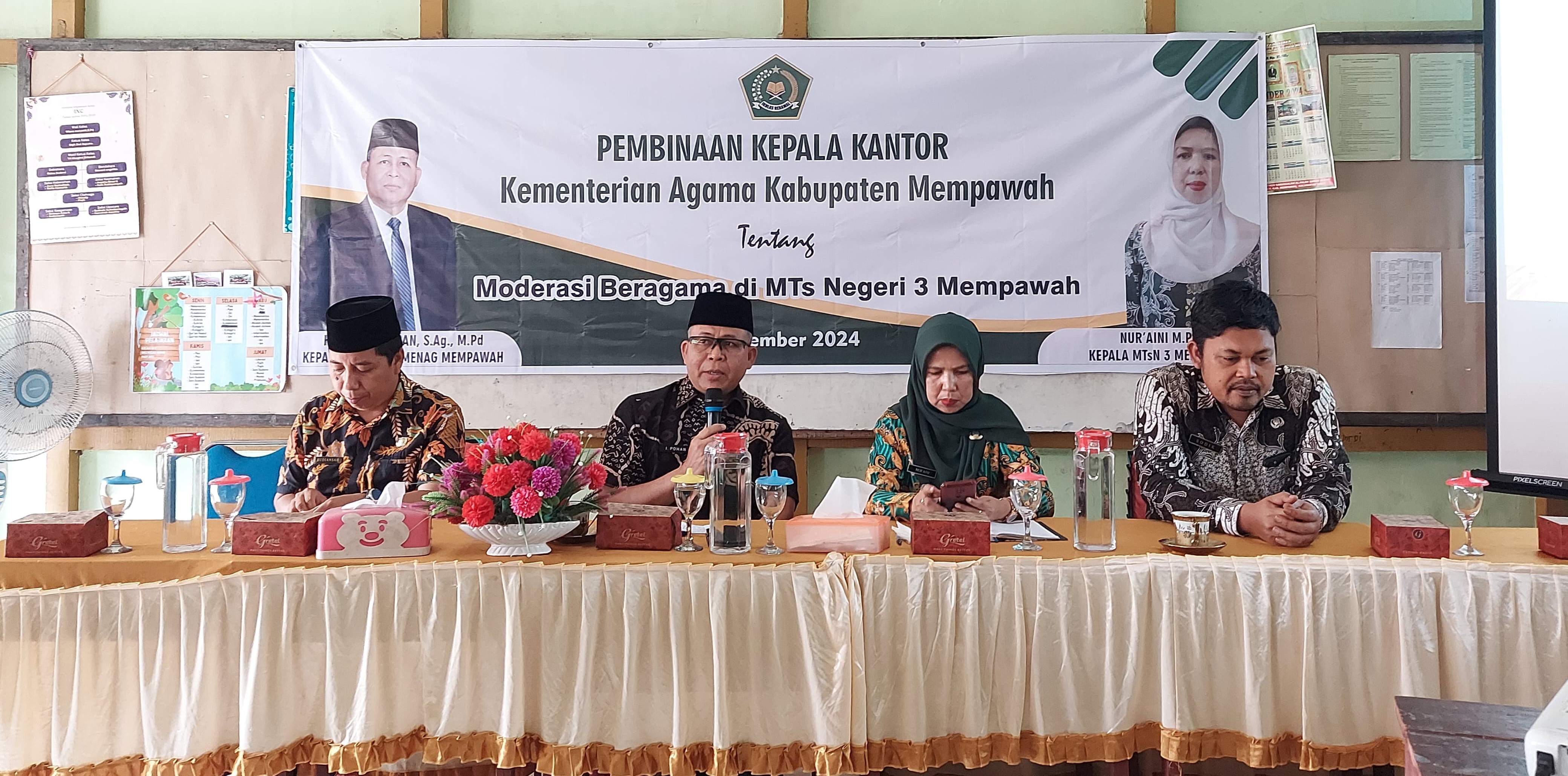 PEMBINAAN: Kakan Kemenag Mempawah Ikhwan Pohan saat menghadiri acara pembinaan.&nbsp;