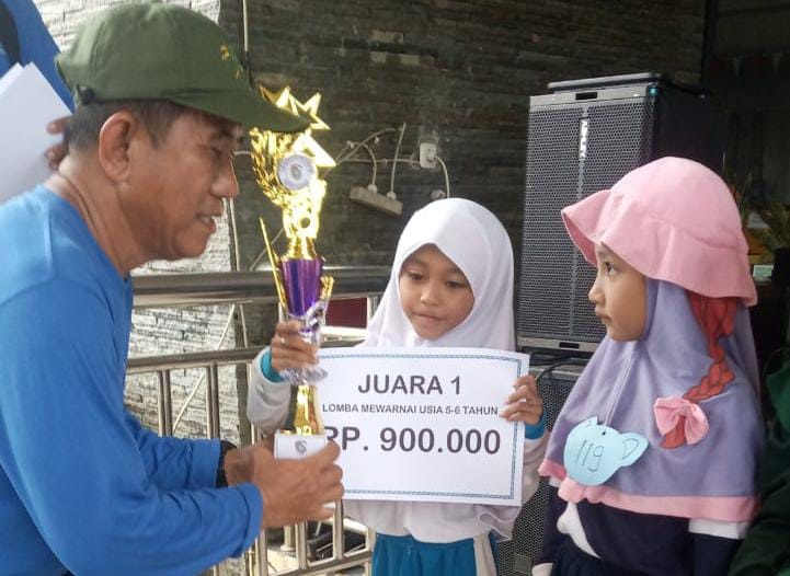 PIALA: Shanum saat menerima piala.