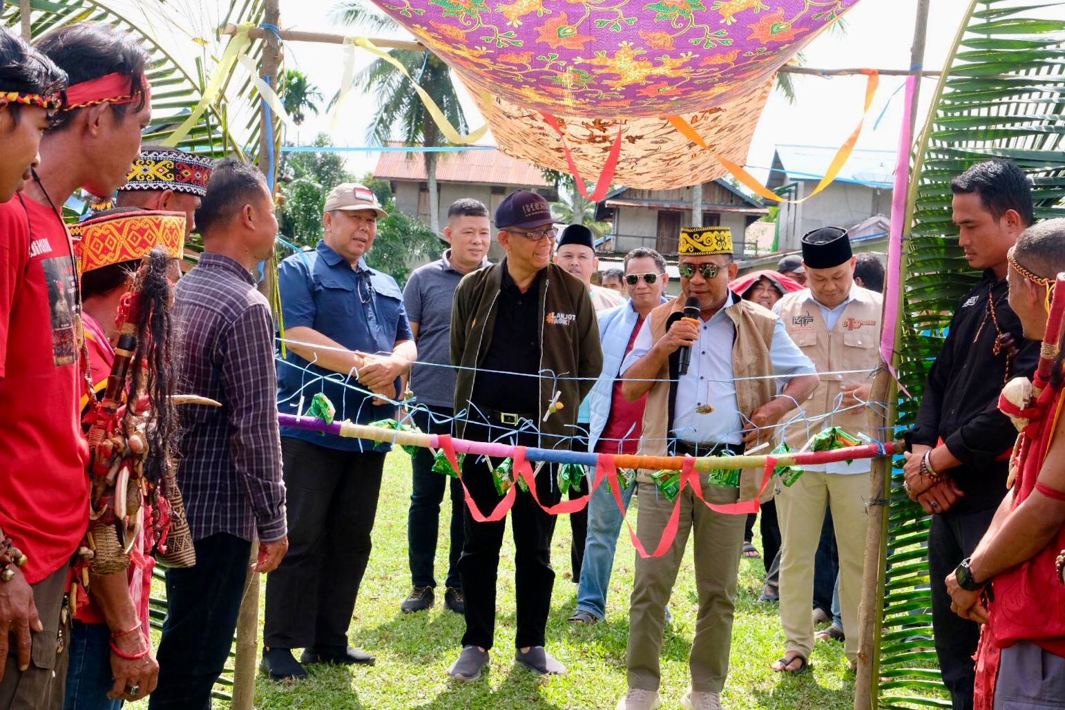 SAMBUT : Cagub Kalbar nomor urut 1, Sutarmidji bersama Cabup, dan Cawabup Melawi nomor urut 1, menjalani ritual penyambutan, dan penghormatan saat tiba di Desa Menukung Kota, Kecamatan Menukung.