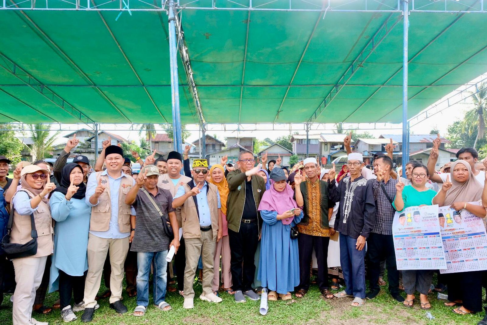 BERSAMA : Cagub Kalbar nomor urut 1, Sutarmidji foto bersama usai menggelar kampanye dialogis di Desa Menukung Kota, Kecamatan Menukung, Kabupaten Melawi, Senin (11/11).