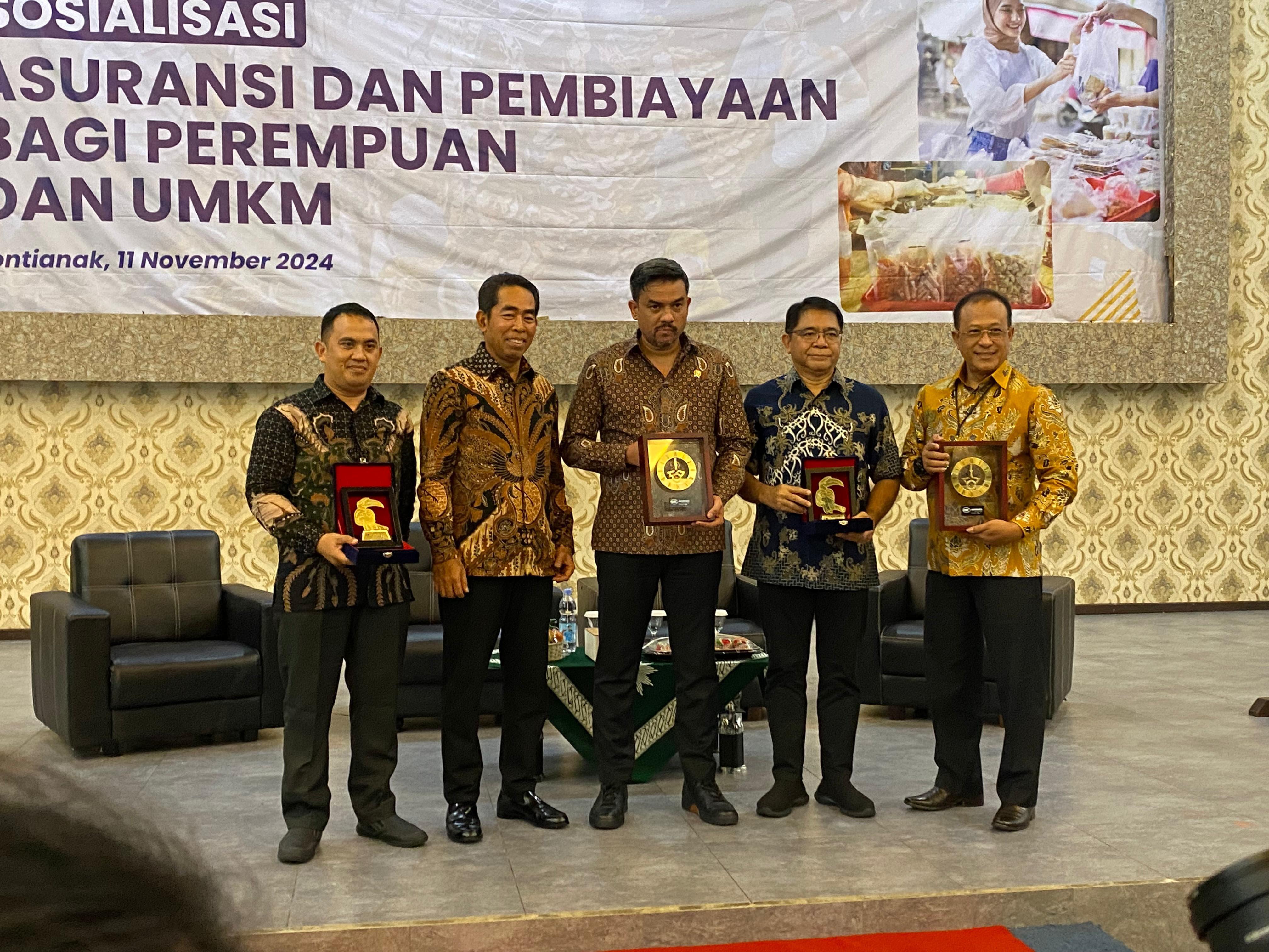 PEMBICARA : Mantan Kapolda Kalbar Didi Haryono saat menjadi pembicara dalam Sosialisasi Asuransi dan Pembiayaan Bagi Perempuan dan UMKM.