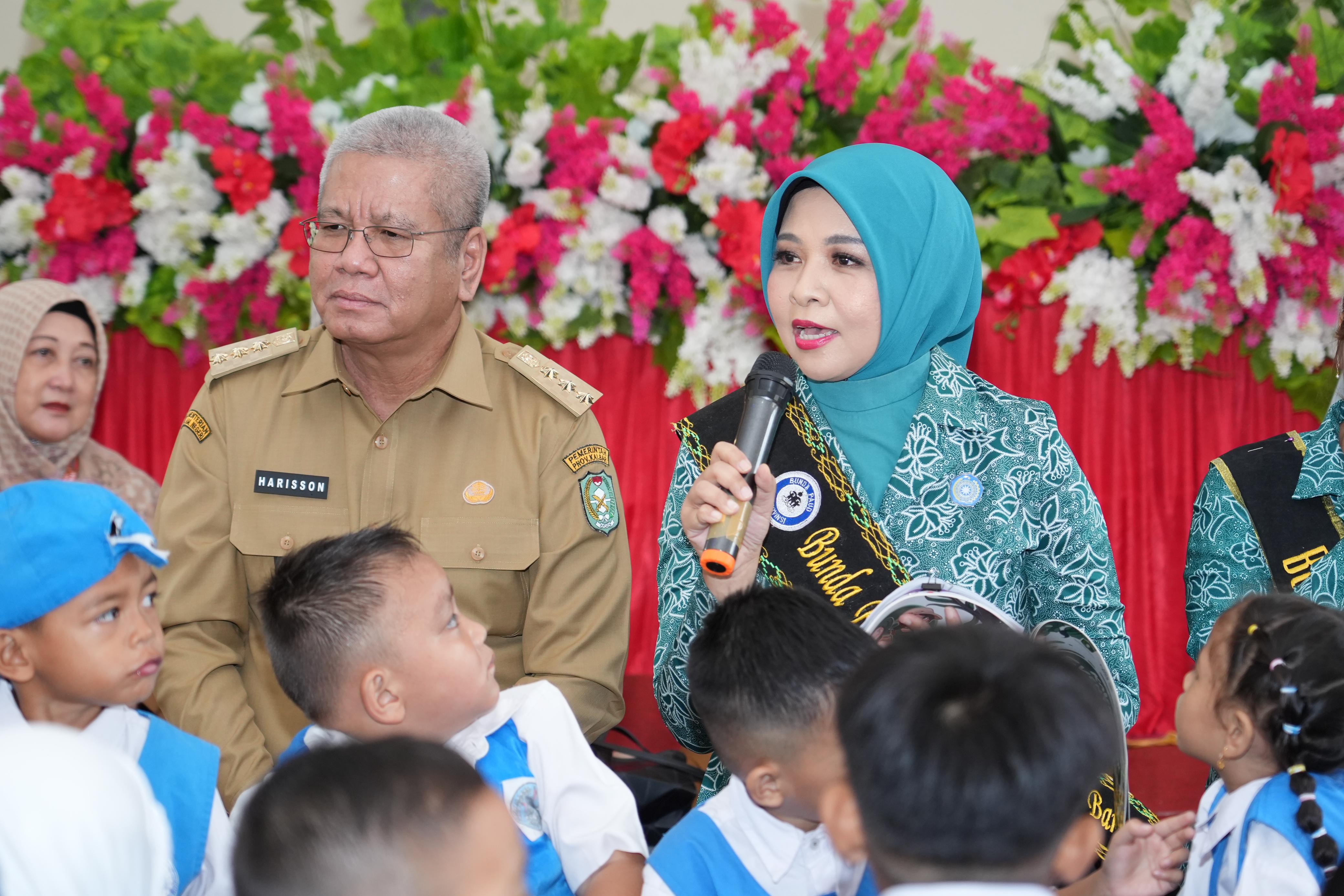 DONGENG : Bunda Paud Windy ditemani Pj Gubernur Kalbar Harisson mendongeng di hadapan anak-anak Paud perbatasan Badau, Kabupaten Kapuas Hulu, Senin (11/11).