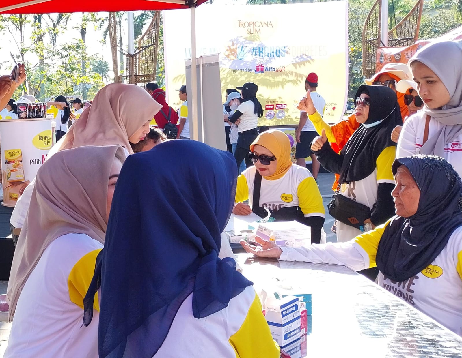 Kegiatan pemeriksaan kesehatan gratis dalam rangka kampanye #Hands4Diabetes dalam rangka World Diabetes Day yang digelar oleh Tropicana Slim di Pendopo Kantor Gubernur Kalbar, Minggu (10/11).