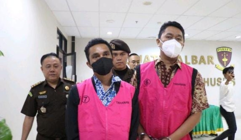 TERSANGKA: Dua tersangka kasus penggelapan dana BOK UPTD Puskesmas Ella Hilir, Kabupaten Melawi ditahan oleh Kejati Kalbar, kemarin.