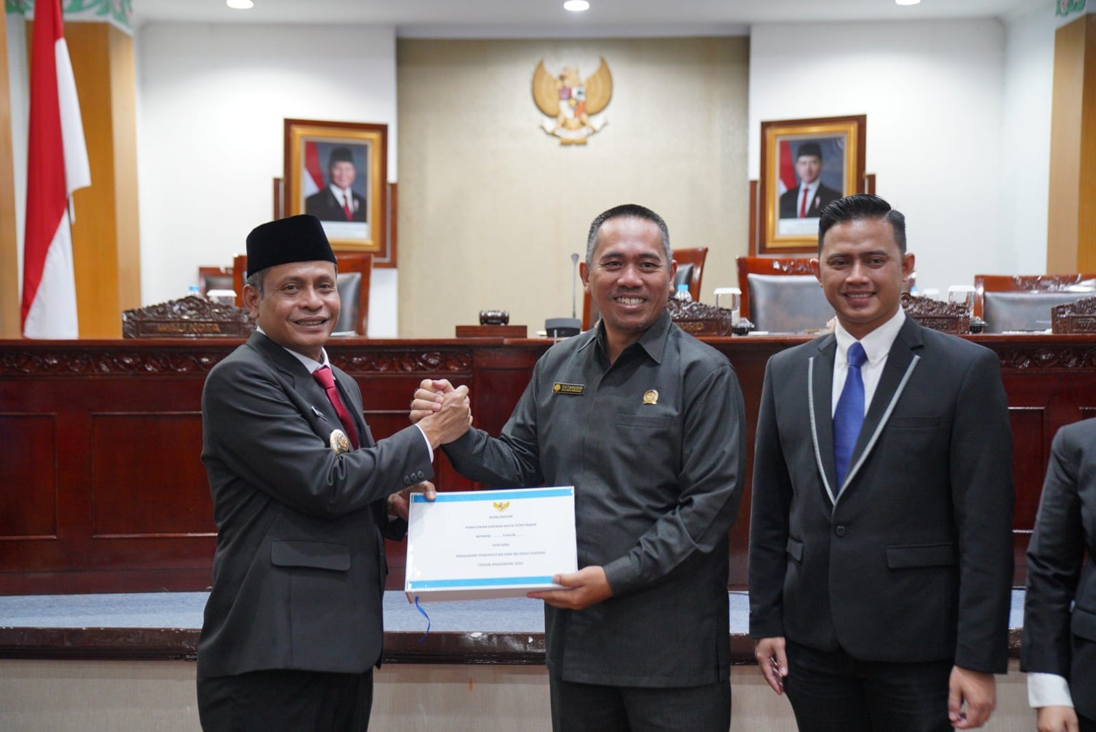 NOTA KEUANGAN: Pj Wali Kota Pontianak, Edi Suryanto menyampaikan Nota Keuangan Rancangan APBD Kota Pontianak Tahun Anggaran 2025.