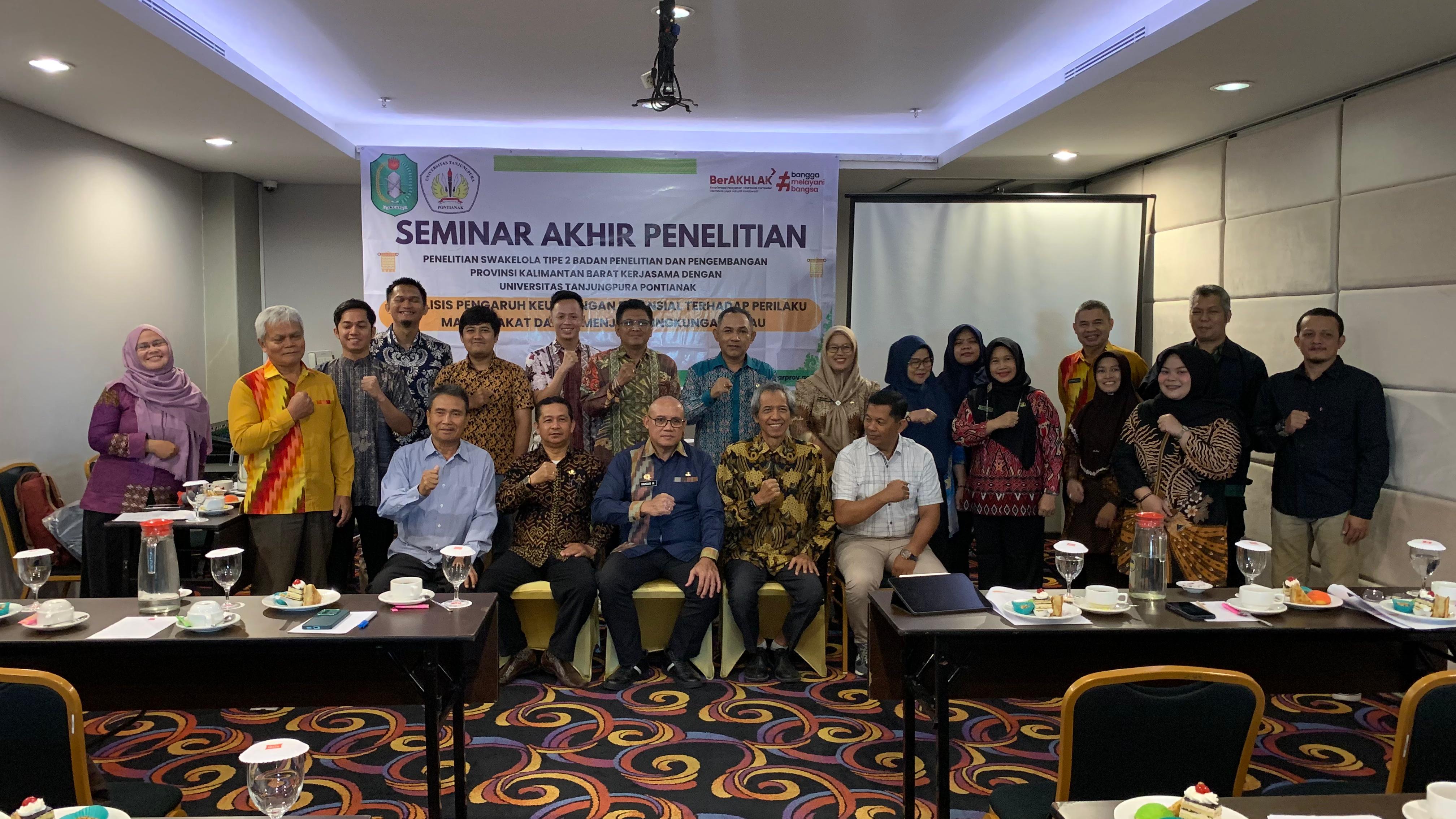 BERSAMA: Peserta seminar akhir kerja sama Balitbang Kalbar dan Untan dengan judul Analisis Pengaruh Keuntungan Finansial Terhadap Perilaku Masyarakat Dalam Menjaga Lingkungan Hijau.