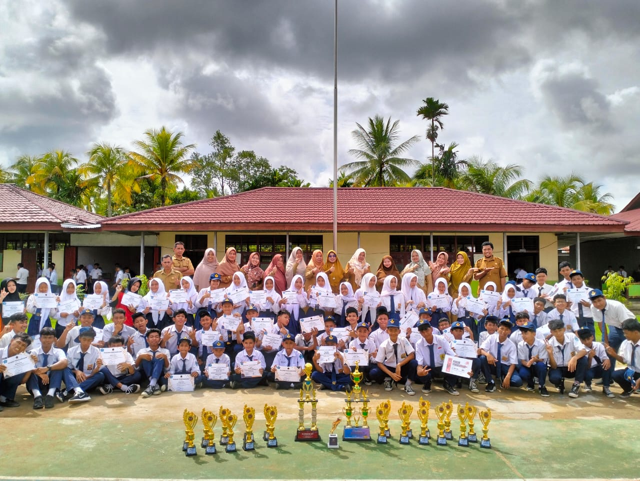PIALA : Sejumlah piala yang diperoleh diperlihatkan SMPN 1 Tebas untuk membangkitkan semangat giat berlatih.