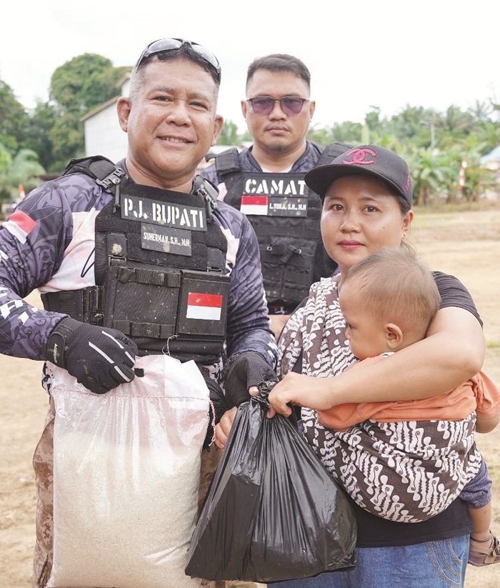 BANTUAN : Pj Bupati Sanggau, Suherman saat menyambangi Desa Rambin sekaligus menyerahkan bantuan bagi anak-anak setempat yang terdiagnosa stunting.