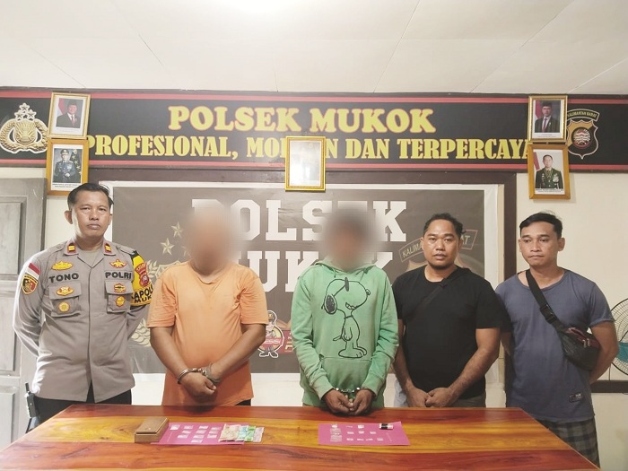 NARKOTIKA : Kapolsek Mukok, Iptu Sutono mempublikasikan hasil pengungkapan tindak pidana narkotika.