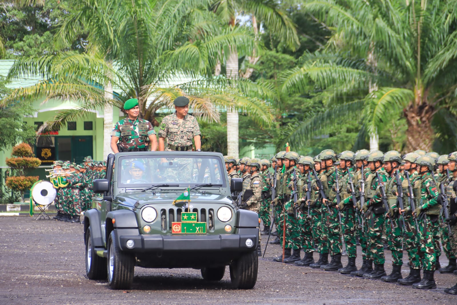 LATIHAN : Pangdam XII/Tanjungpura Mayjen TNI Iwan Setiawan, S.E., M.M., bersama Panglima Divisyen Pertama (Panglima 1 Div) Infantri Malaysia, Mejar Jeneral Datok Muhamed Fauzi Bin Kamis menu