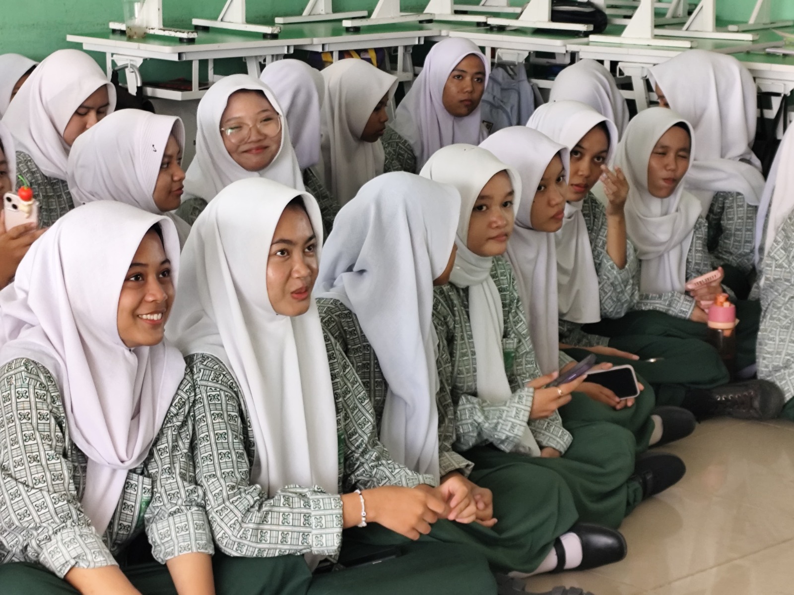 Siswi SMA Mujahidin Pontianak mengikuti edukasi safety riding Astra Motor Kalbar.