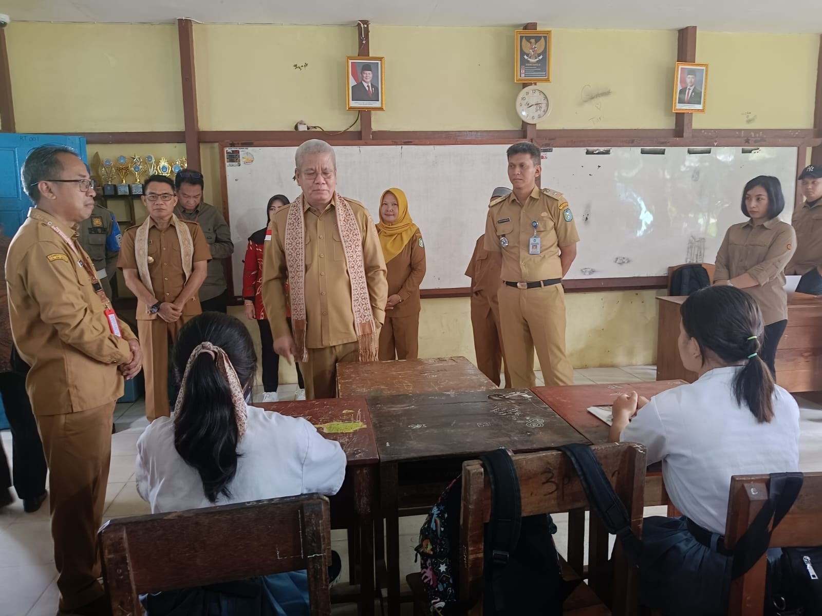 Dialog: Penjabat Gubernur Kalbar Harisson saat berdialog dengan pelajar di Kapuas Hulu.