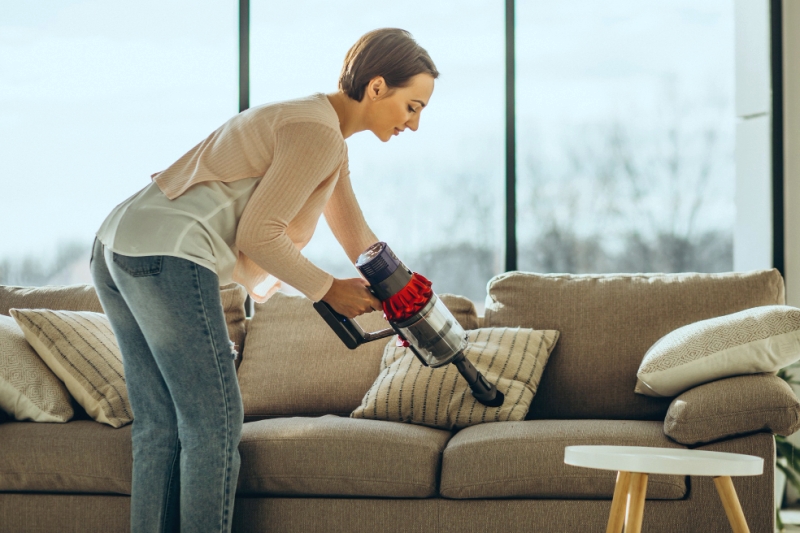 Ilustrasi membersihkan sofa.