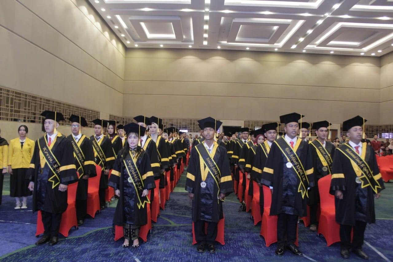 WISUDA: Prosesi wisuda mahasiswa lulusan STIH Soelthan M Tsjafioeddin Singkawang di Aula Hotel Swiss-Belinn Singkawang, Senin (11/11).