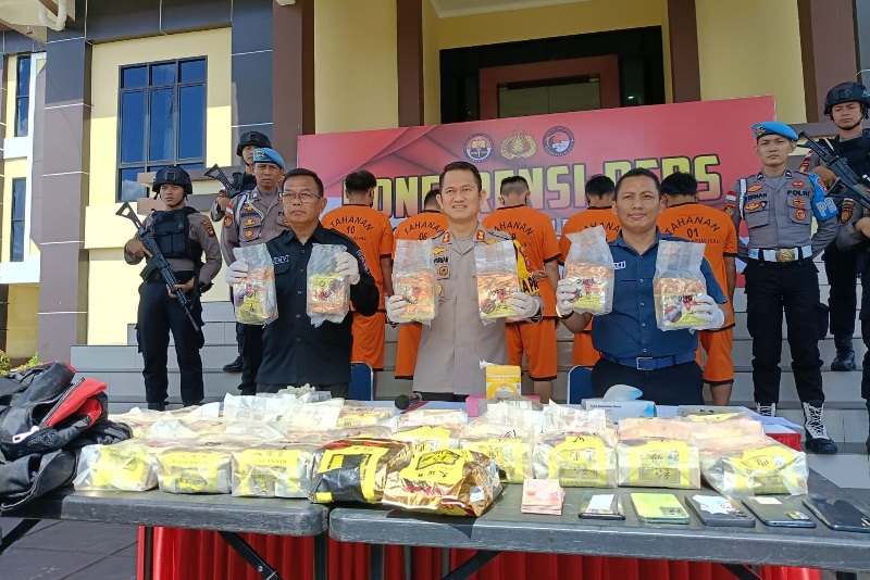 DIAMANKAN: Pelaku dan barang bukti yang ditunjukkan oleh Polres Kapuas Hulu.