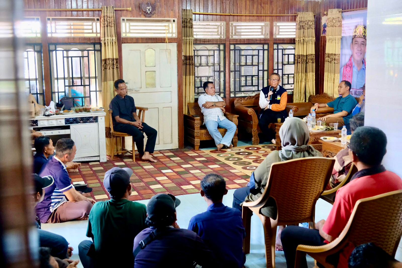 RELAWAN : Cagub Kalbar nomor urut 1, Sutarmidji berbincang dengan para relawan Midji-Didi di Kecamatan Tanah Pinoh, Kabupaten Melawi, Selasa (12/11).