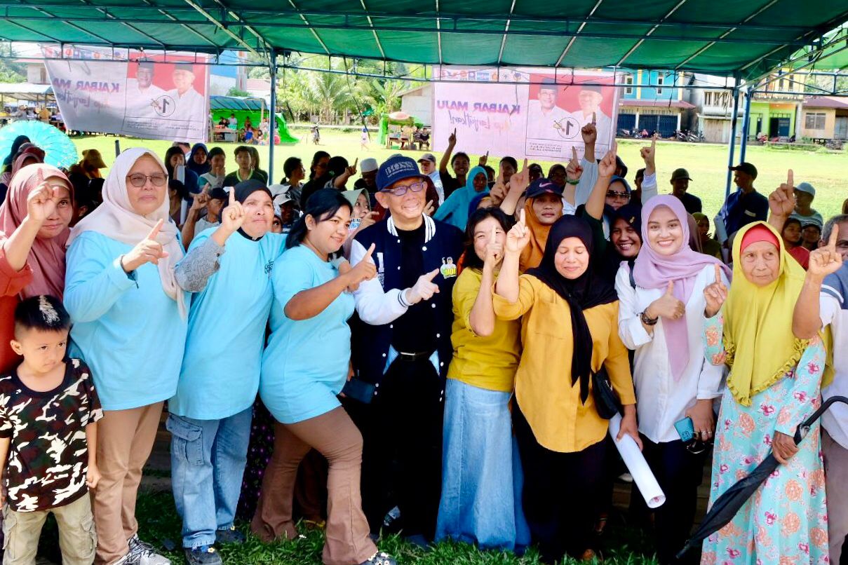 BERSAMA : Cagub Kalbar nomor urut 1, Sutarmidji foto bersama emak-emak pendukungnya usai menggelar kampanye dialogis di Desa Nanga Sokan, Kecamatan Sokan, Kabupaten Melawi, Selasa (12/11).