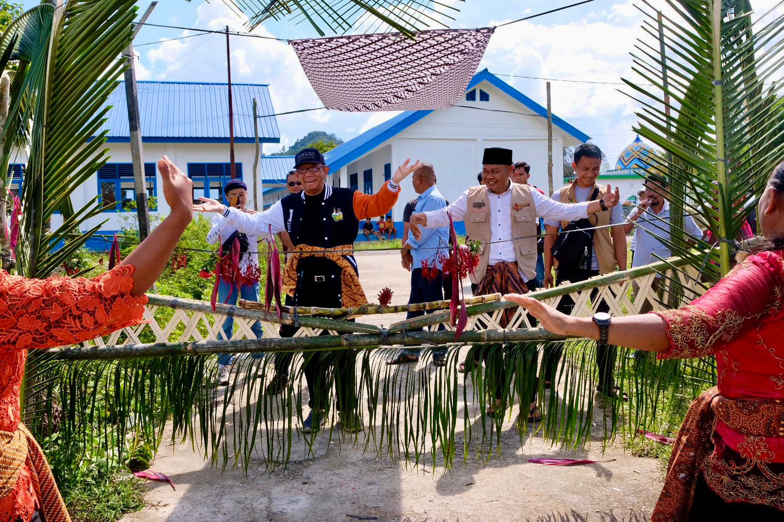 SAMBUT : Cagub Kalbar nomor urut 1, Sutarmidji bersama Calon Wakil Bupati Melawi nomor urut 1, Iif Usfayadi disambut tradisi potong ompong, sebagai penghormatan dari masyarakat di Desa Nanga Sokan.